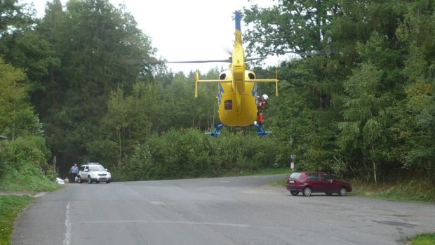 Hasiči v Sloupu na Českolipsku zachraňovali chlapce, který se zřítil ze skály. Vrtulník převezl zraněné dítě do liberecké nemocnice