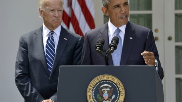 Prezident USA Barack Obama při projevu o Sýrii v Růžové zahradě Bílého domu. Vlevo viceprezident Joe Biden