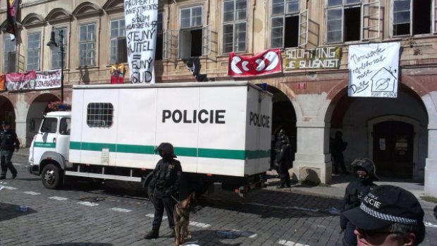 Policisté se snaží dostat squattery z domu na pražském Pohořelci