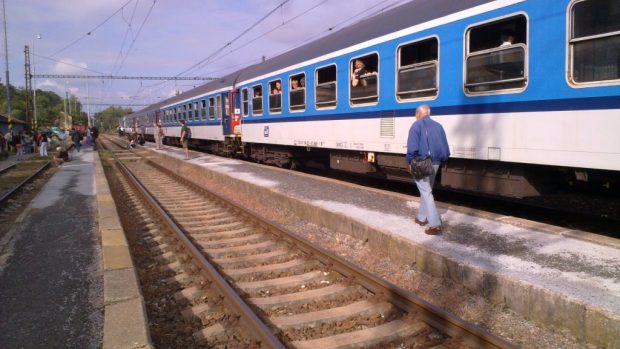 Zhruba tři hodiny byly dnes před polednem potíže na železnici mezi Prahou a Berounem. Stovky cestujících vysadila průvodčí v Dobřichovicích