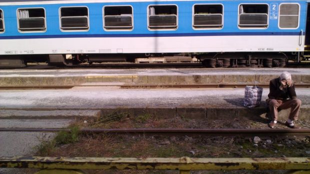Zhruba tři hodiny byly dnes před polednem potíže na železnici mezi Prahou a Berounem. Stovky cestujících vysadila průvodčí v Dobřichovicích