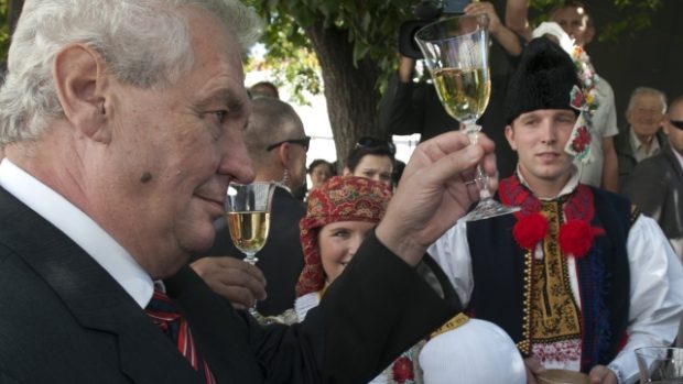 Návštěva prezidenta Zemana ve Zlínském kraji vzdbudila diskusi ohledně předvolební kampaně - ilustr. foto