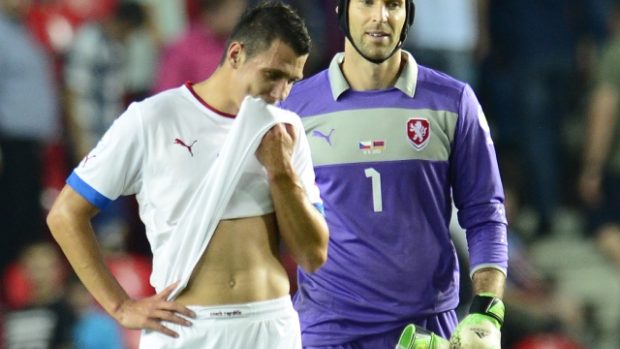 Smutní fotbalisté po porážce od Arménie