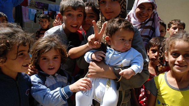 Syrští běženci se už nevejdou do uprchlických táborů a musí bydlet na ulici.