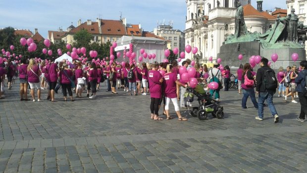Růžový pochod vycházel ze Staroměstského náměstí