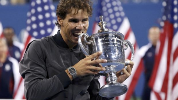 Rafael Nadal s trofejí pro vítěze US Open 2013