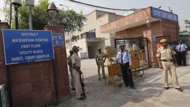Budova soudu v indickém Novém Dillí, kde probíhá řízení s násilníky, hlídá policie