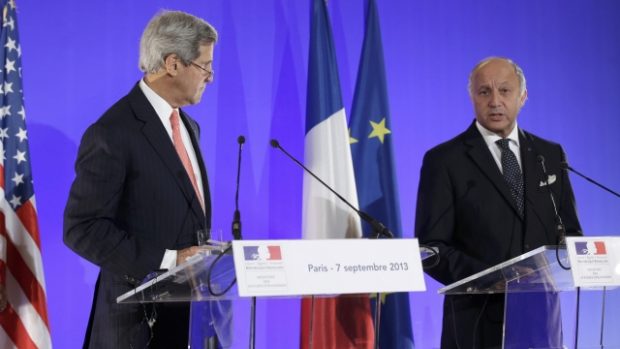 Americký ministr zahraničí John Kerry (vlevo) a jeho francouzský protějšek Laurent Fabius