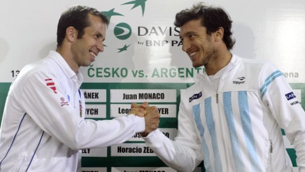 Česk reprezentant Radek Štěpánek (vlevo) a Juan Mónaco z Argentiny na losování pořadí zápasů semifinále tenisového Davis Cupu