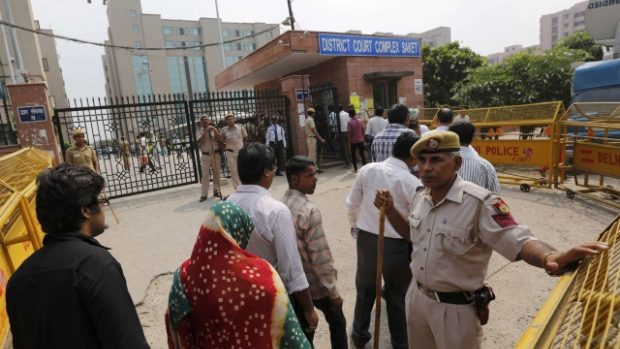 Lidé čekají před soudem v Dillí na rozsudek nad násilníky