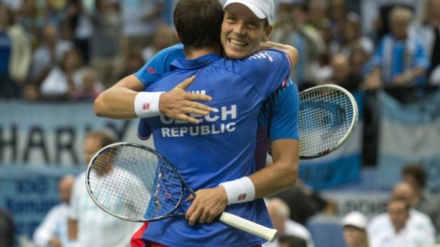 Radek Štěpánek a Tomáš Berdych se radují po vítězství nad Argentinou