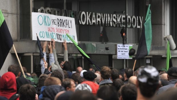 Demonstrující před bývalým ředitelstvím OKD