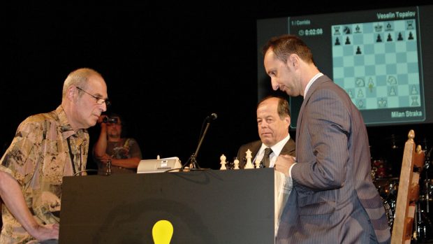Šachová Corrida v Novém Boru na Českolipsku. Hráči Milan Straka (vlevo) a Veselin Topalov (vpravo)