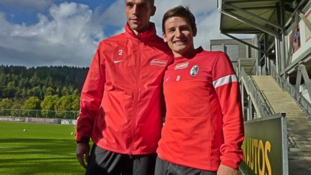 Pavel Krmaš (vlevo) a Václav Pilař z Freiburgu před prvním zápasem základní skupiny Evropské ligy mezi Freiburgem a Libercem