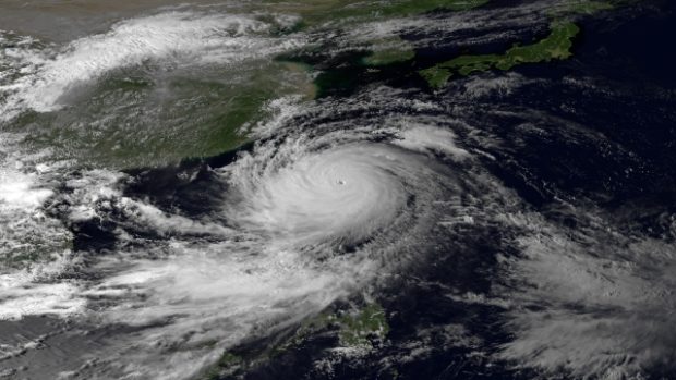 Tajfun Usagi zasáhl Tchaj-wan a míří na Hongkong (snímek družice NOAA)