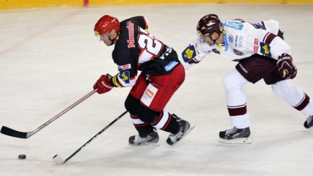 Utkání 1. kola hokejové extraligy HC Sparta Praha - Mountfield Hradec Králové 13. září v Praze. René Vydarený (vlevo) z Hradce Králové a Petr Kumstát ze Sparty.