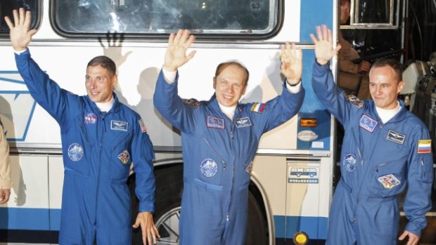 Posádka mířící k ISS - Američan Michael Hopkins a Rusové Oleg Kotov a Sergej Rjazanskij