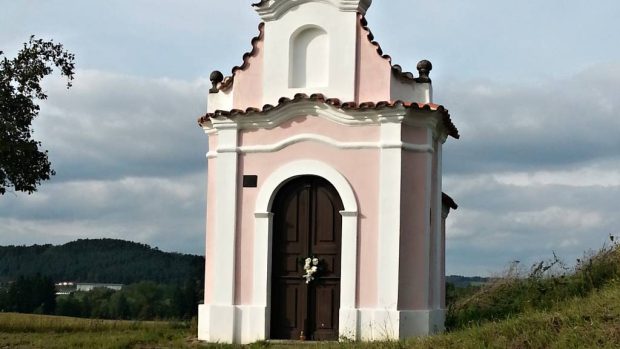 Kaplička před obcí Žichovice.jpg