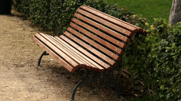 V parku jsou nové lavičky na sezení