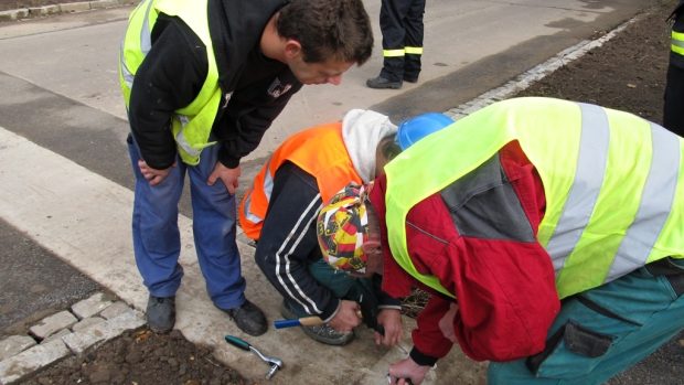 Stavba mobilní protipovodňové stěny v Poděbradech