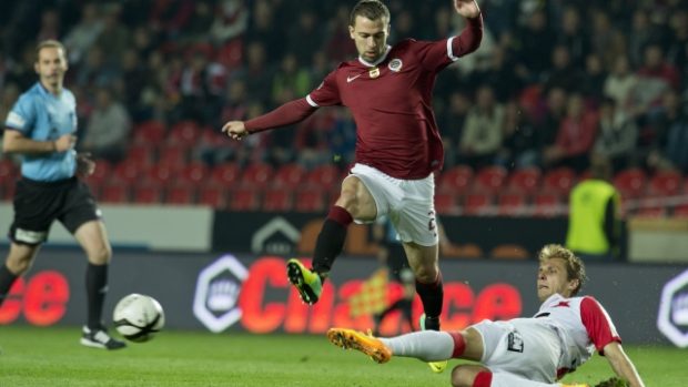 Záložník Sparty Josef Hušbauer (vlevo) a obránce Slavie Milan Bortel při derby pražských &quot;S&quot;