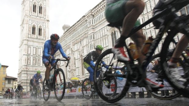 Cyklisté během závodu MS ve Florencii míjejí v dešti baziliku Santa Maria del Fiore