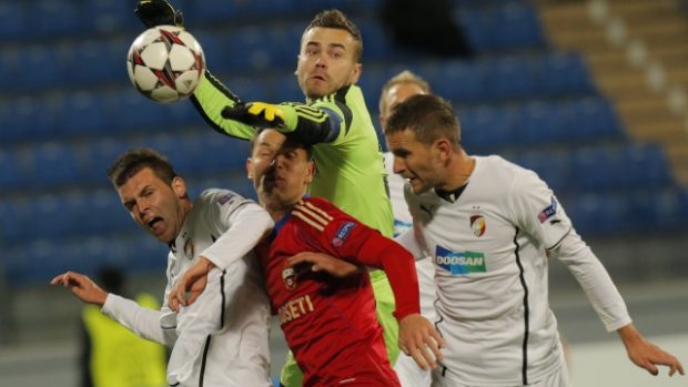 Brankář CSKA Moskva Igor Akinfejev v souboji s plzeňskými hráči