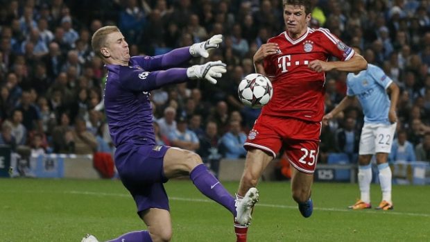 Brankář Manchesteru City Joe Hart v souboji s německým kanonýrem Thomasem Müllerem