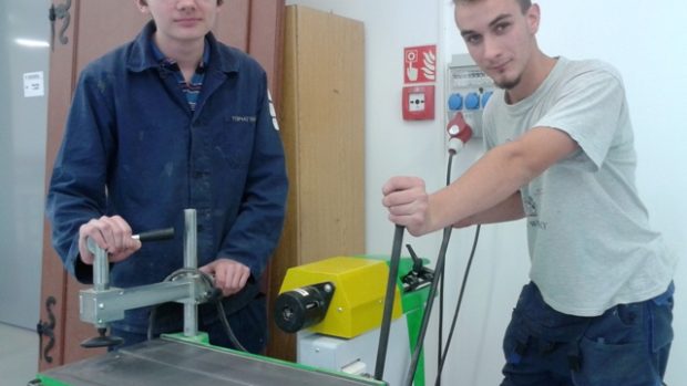 Budoucí truhláři Jakub s Tomášem jsou nadšení z nových strojů i z toho, že mají v dílnách teplo