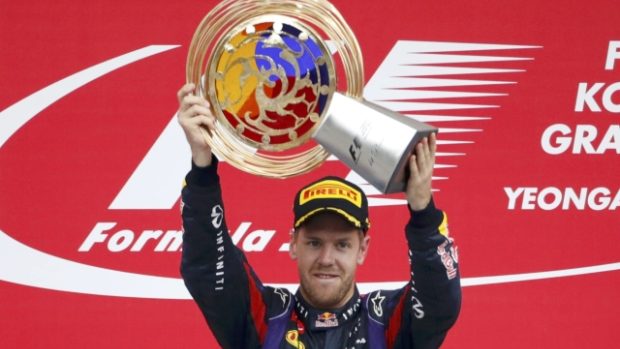 Německý pilot F1 Sebastian Vettel s trofejí pro vítěze VC Koreji