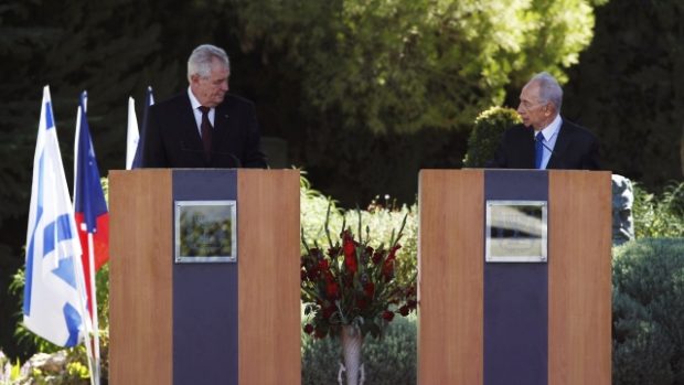 Český prezident Miloš Zeman a izraelský prezident Šimon Peres při Zemanově návštěvě Izraele. 7. 10. 2013