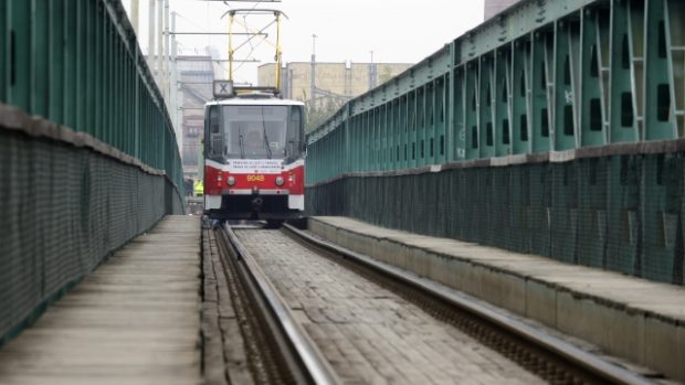 Tramvaje z Holešovic do Troje a Kobylis by měly jezdit po novém Trojském mostě od května.