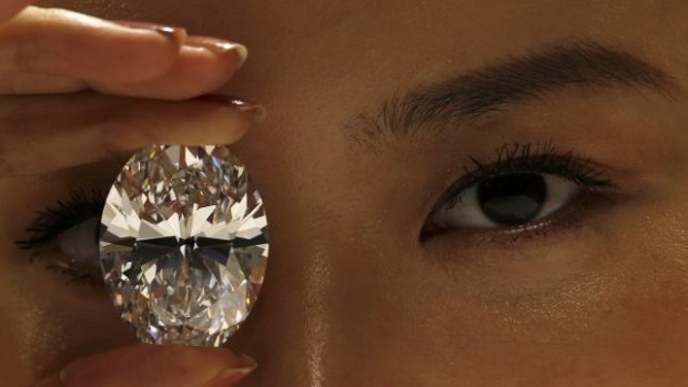 Dosud nejdražší vydražený oválný bílý diamant. V Hongkongu ho získal kupec za 27, 3 milionu dolarů
