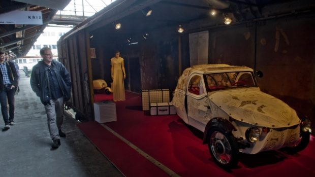 Vozidlo Velorex v netradičním oděvu prezentuje textilní firma Kříž v Superstudiu, jemuž poskytlo prostor Nákladové nádraží na pražském Žižkově