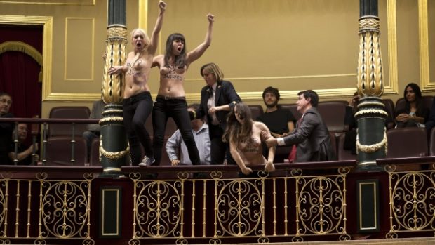 Aktivistky z hnutí Femen protestují proti návrhu na omezení možnosti potratů ve španělském Kongresu