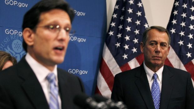 Republikáni Eric Cantor (vlevo) a John Boehner by se dnes měli sejít s prezidentem Obamou