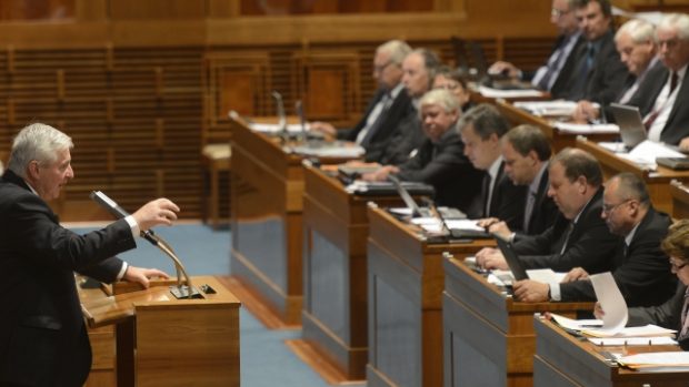 Premiér v demisi Jiří Rusnkok na schůzi Senátu