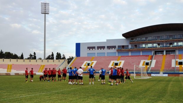 Čeští fotbalisté se na stadionu Ta Qali radí, jak vyzrát na Maltu