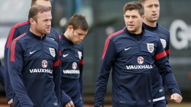 Wayne Rooney (vlevo) a Steven Gerrard na tréninku anglické fotbalové reprezentace