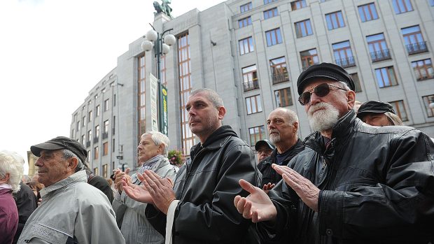 Protestní shromáždění členů Metropolitního spořitelního družstva proti odebrání licence Metropolitnímu spořitelnímu družstvu