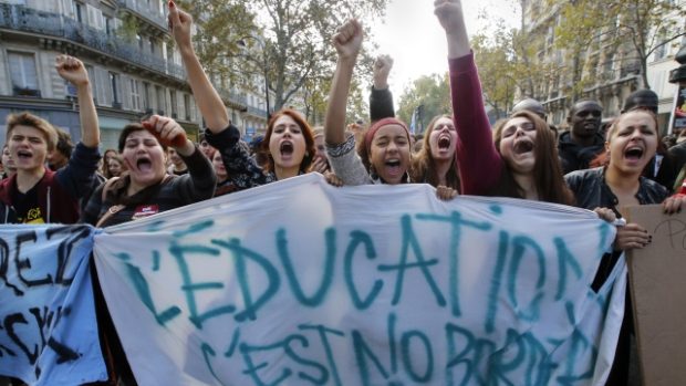Studenti v Paříži protestují proti vyhoštění kosovské dívky