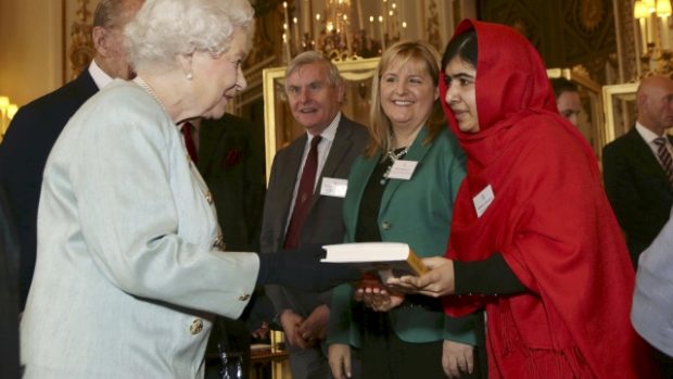 Malala Júsufrazaiová předává na recepci svou knihu britské královně Alžběte II.