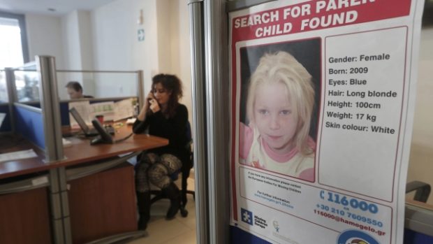 Řecká policie pátrá po totožnosti čtyřleté dívky, kterou objevila v romském táboře