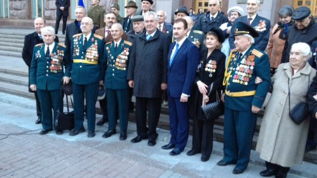 Miloš Zeman a ukrajinšti válečni veteráni, kteří osvobozovali Prahu