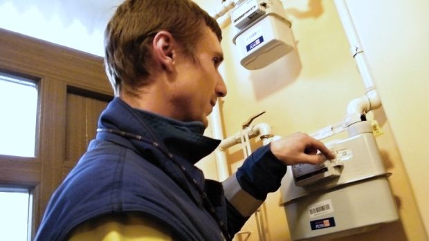 Technik RWE dokumentuje v provozovně Jindřicha Frankenfelda plynové spotřebiče