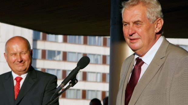 Miloš Zeman na návštěvě Ústeckého kraje. Na snímku s hejtmanem Ústeckého kraje Oldřichem Bubeníčkem v Mostě