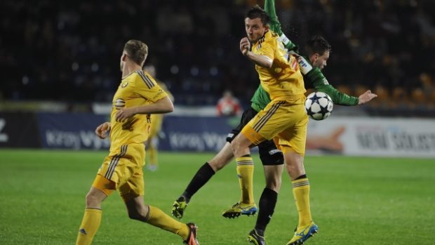 Fotbalisté Jihlavy (ve žlutém) si proti Jablonci připsali třetí výhru v sezoně
