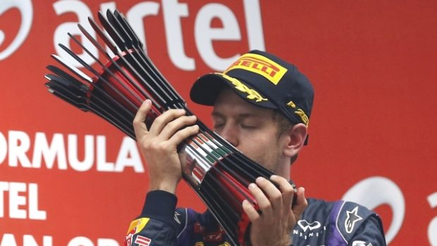 Sebastian Vettel slaví zisk čtvrtého titulu mistra světa v řadě