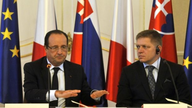 Francouzský prezident François Hollande (vlevo) na snímku se slovenským premiérem Robertem Ficem