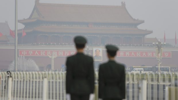 Čínští policisté hlídkují nedaleko brány Nebeského klidu v Pekingu